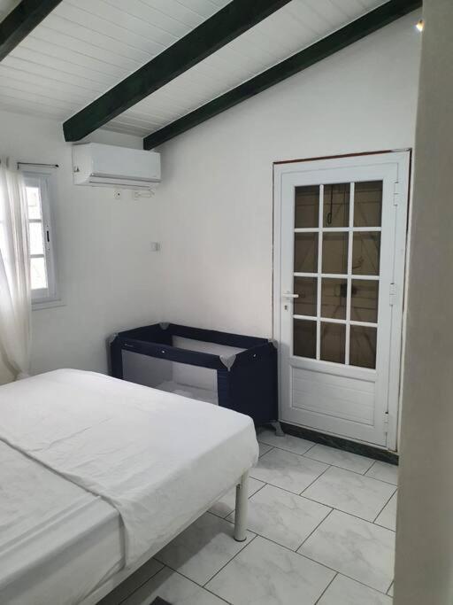 Le Sable Bleu - Evasion Tropicale A Sainte-Anne - Plage 5Min - Piscine - Parking - Logement Climatise - Vue Sur Les Palmiers - Parfait Pour Sejours En Famille Ou Entre Amis Exterior photo
