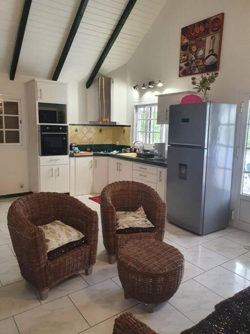 Le Sable Bleu - Evasion Tropicale A Sainte-Anne - Plage 5Min - Piscine - Parking - Logement Climatise - Vue Sur Les Palmiers - Parfait Pour Sejours En Famille Ou Entre Amis Exterior photo