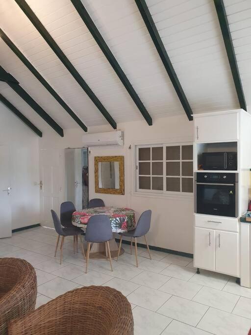 Le Sable Bleu - Evasion Tropicale A Sainte-Anne - Plage 5Min - Piscine - Parking - Logement Climatise - Vue Sur Les Palmiers - Parfait Pour Sejours En Famille Ou Entre Amis Exterior photo