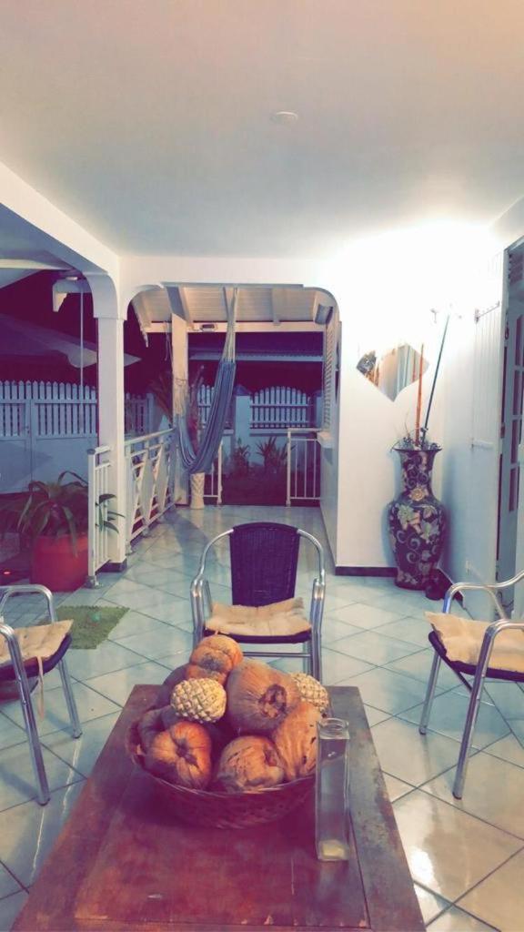Le Sable Bleu - Evasion Tropicale A Sainte-Anne - Plage 5Min - Piscine - Parking - Logement Climatise - Vue Sur Les Palmiers - Parfait Pour Sejours En Famille Ou Entre Amis Exterior photo