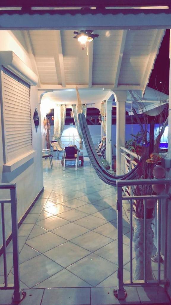 Le Sable Bleu - Evasion Tropicale A Sainte-Anne - Plage 5Min - Piscine - Parking - Logement Climatise - Vue Sur Les Palmiers - Parfait Pour Sejours En Famille Ou Entre Amis Exterior photo
