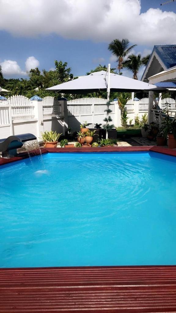 Le Sable Bleu - Evasion Tropicale A Sainte-Anne - Plage 5Min - Piscine - Parking - Logement Climatise - Vue Sur Les Palmiers - Parfait Pour Sejours En Famille Ou Entre Amis Exterior photo