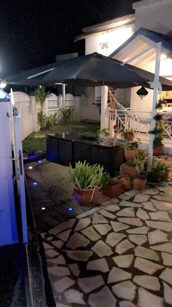Le Sable Bleu - Evasion Tropicale A Sainte-Anne - Plage 5Min - Piscine - Parking - Logement Climatise - Vue Sur Les Palmiers - Parfait Pour Sejours En Famille Ou Entre Amis Exterior photo