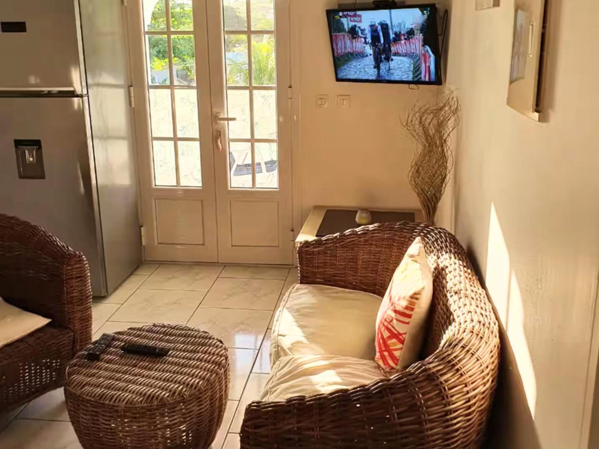 Le Sable Bleu - Evasion Tropicale A Sainte-Anne - Plage 5Min - Piscine - Parking - Logement Climatise - Vue Sur Les Palmiers - Parfait Pour Sejours En Famille Ou Entre Amis Exterior photo